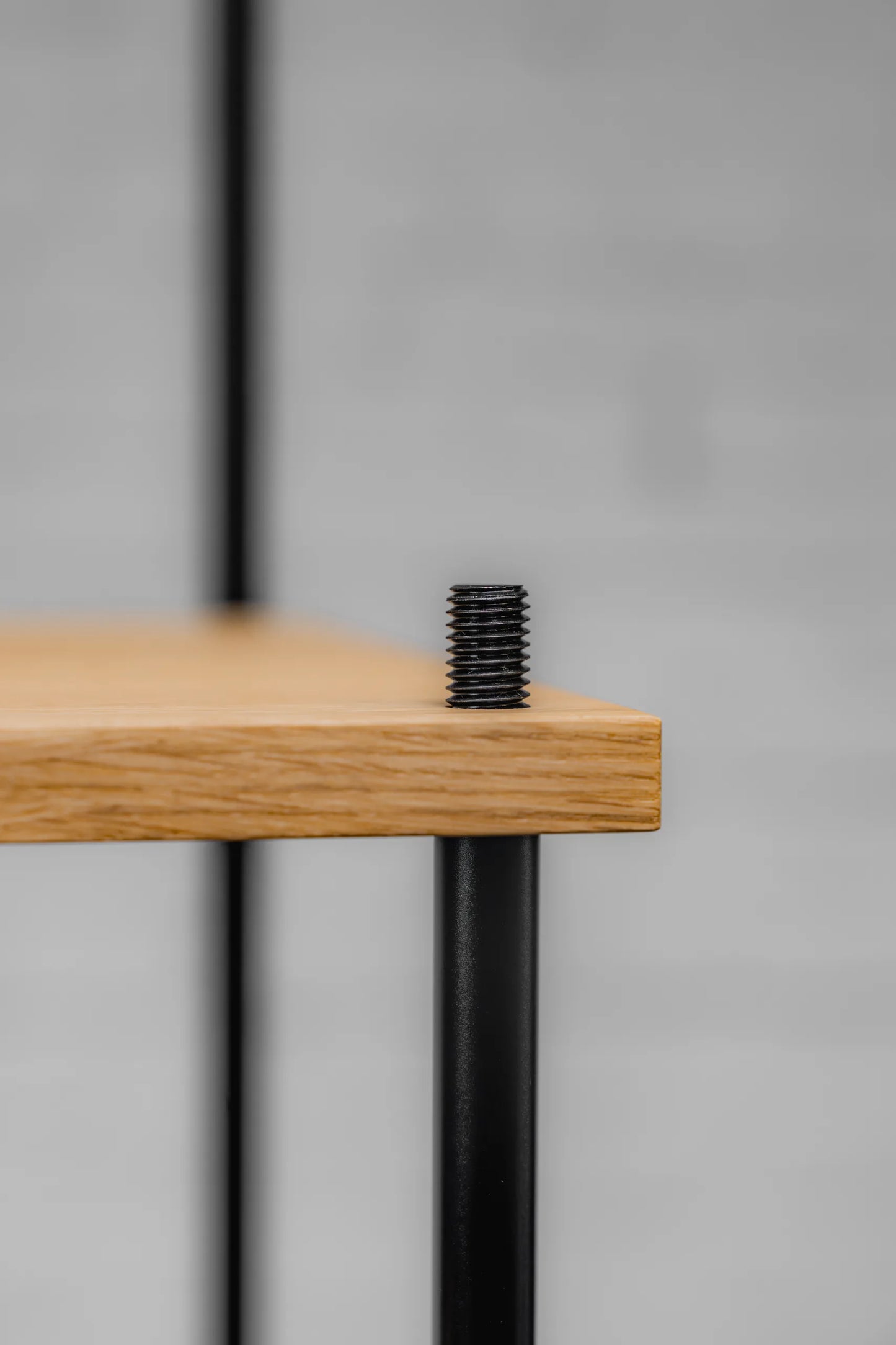 KUUDU Detail — Gewindebolzen in der Brettecke