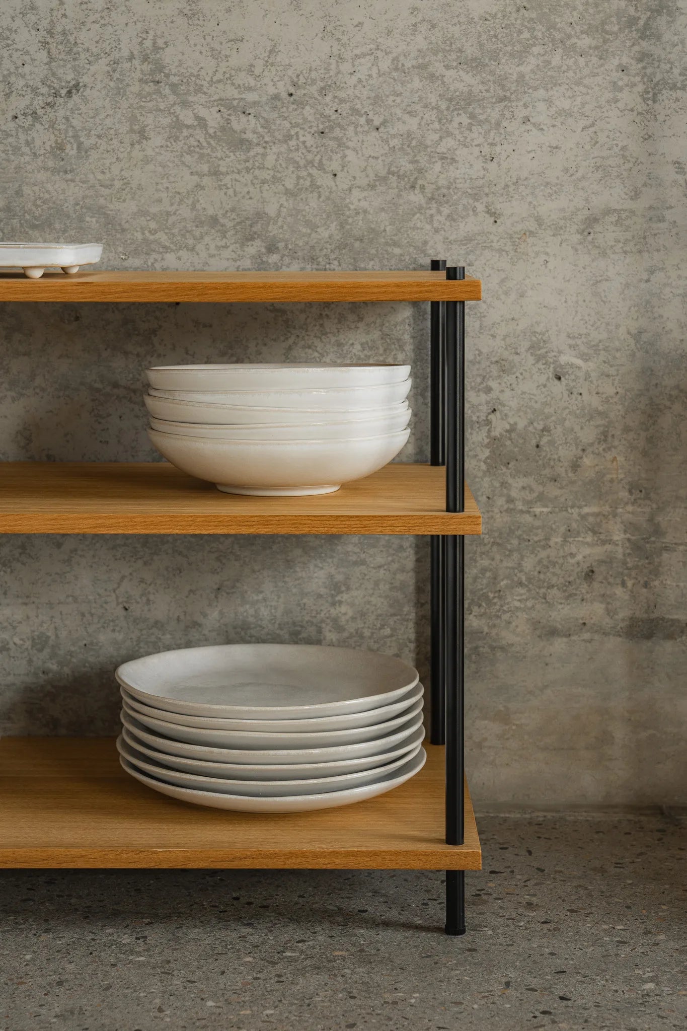 KUUDU Detail — Keramik-Geschirr auf Eichenböden