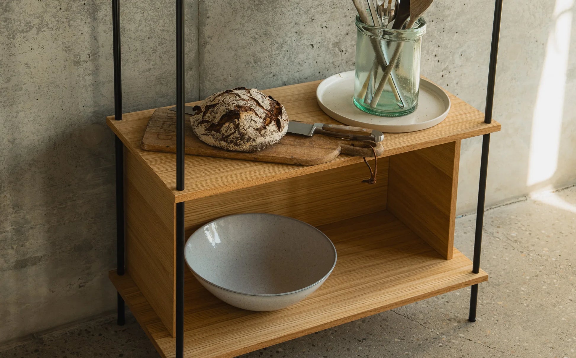 KUUDU Detail — Sourdough und Tomaten auf Eiche