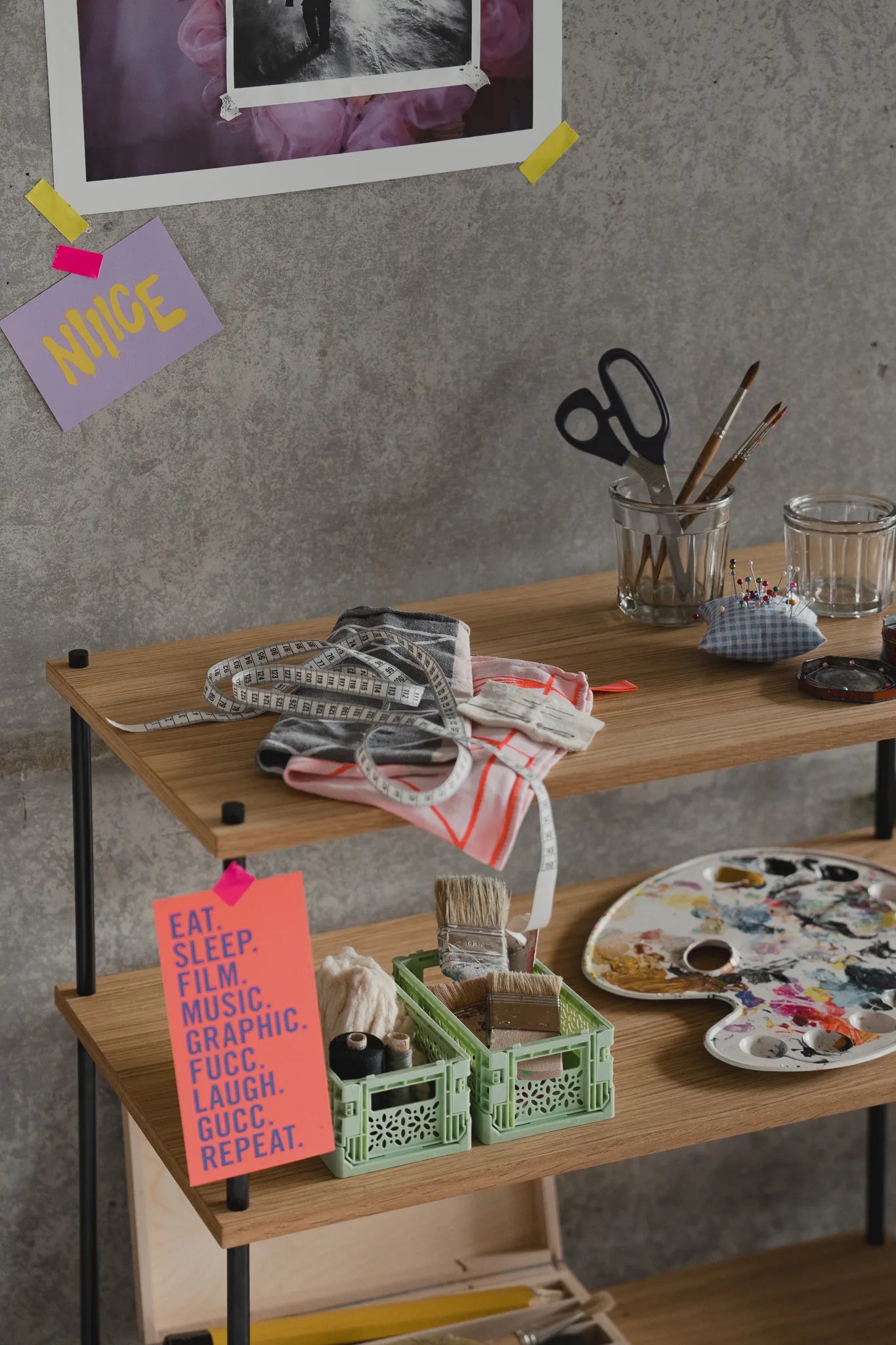 KUUDU Detail — Art Supplies auf dem Werkregal