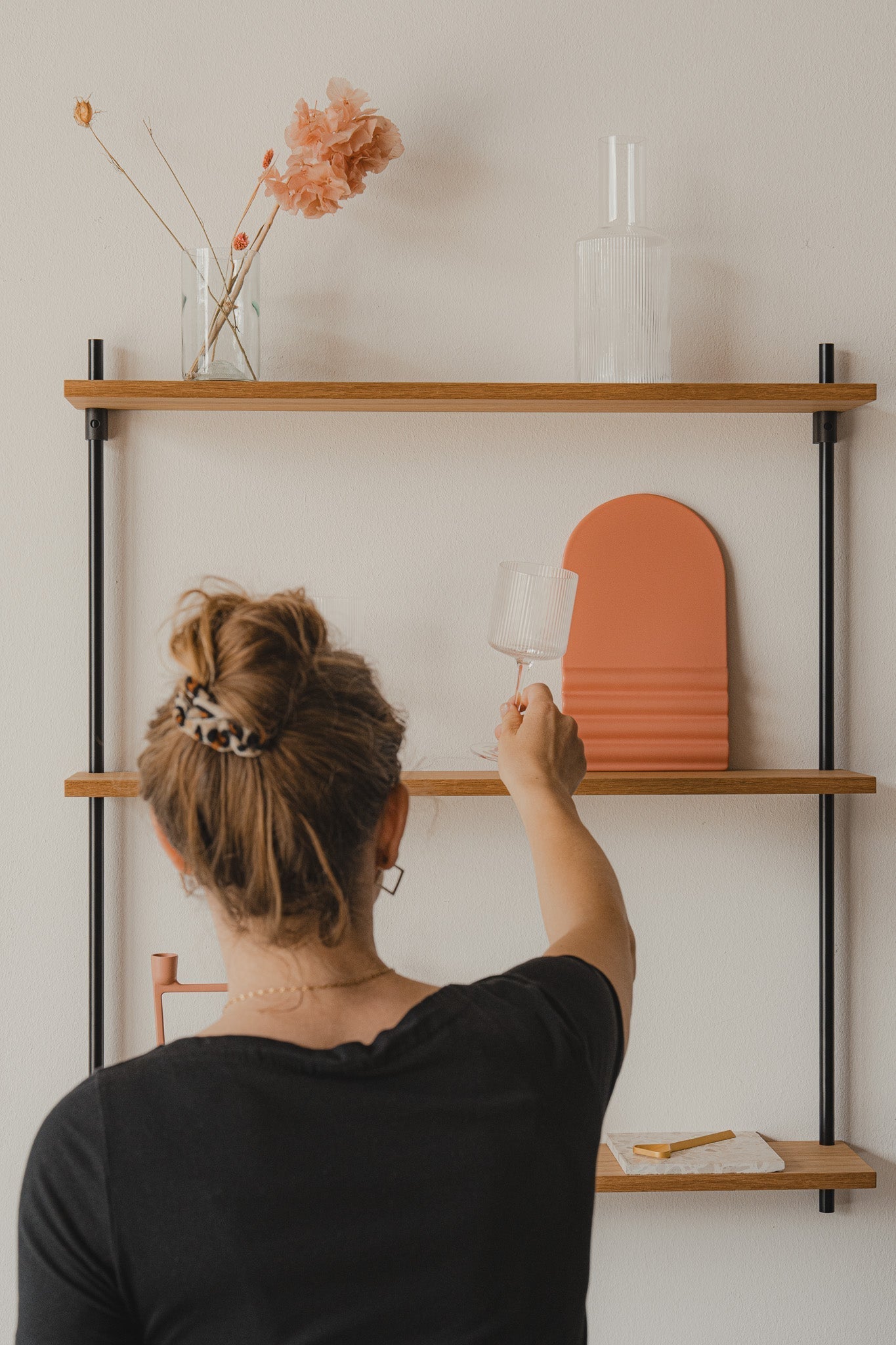 Floating oak hanging wall shelf — KUUDU modular shelving system for living room and bedroom