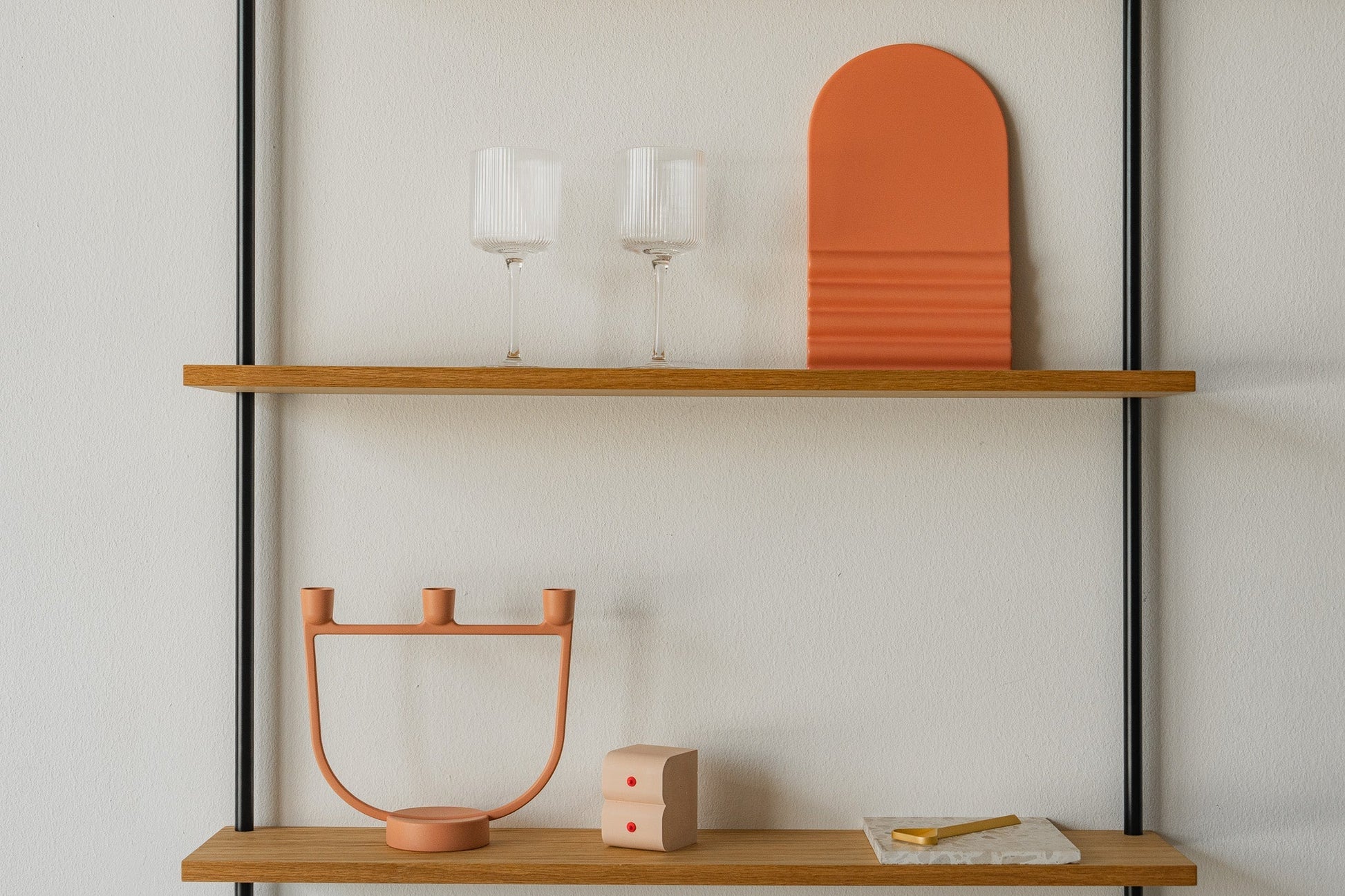 Floating oak hanging wall shelf — KUUDU modular shelving system for living room and bedroom