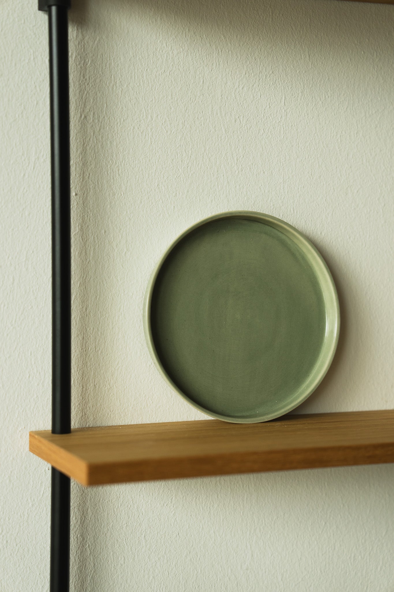 Floating oak hanging wall shelf — KUUDU modular shelving system for living room and bedroom
