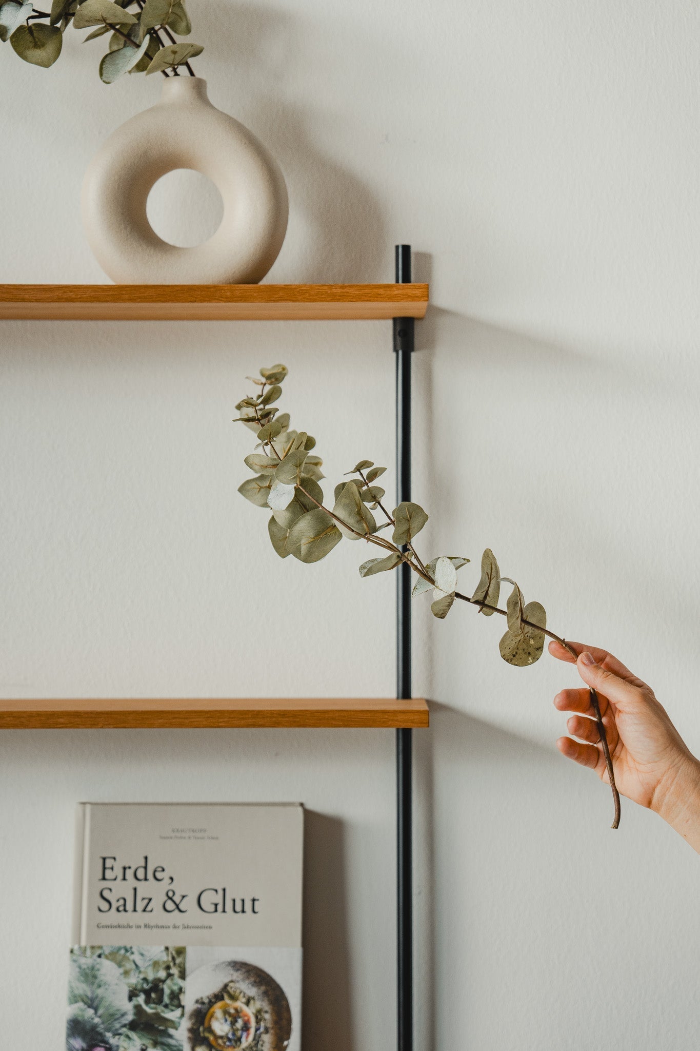 Floating oak hanging wall shelf — KUUDU modular shelving system for living room and bedroom