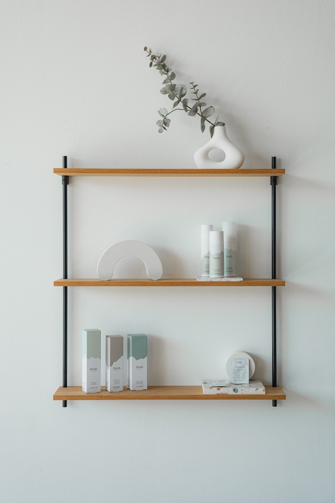 Floating oak hanging wall shelf — KUUDU modular shelving system for living room and bedroom