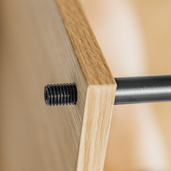 Kuudu shelving system - Modular shelf. Close-up of a wooden frame with a black metal rod and screw.