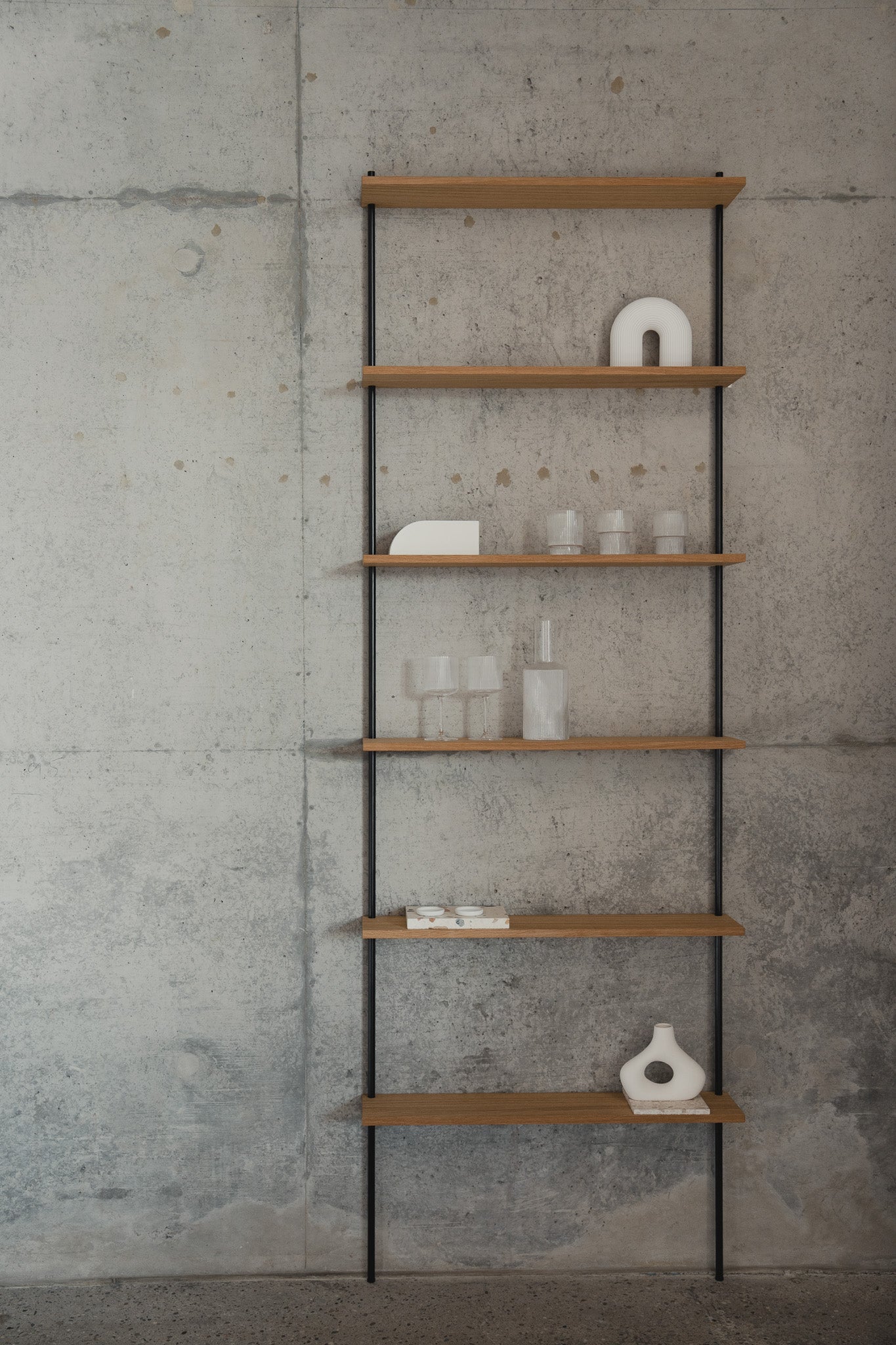 Tall single-section oak wall shelf — KUUDU modular shelving system for living room and hallway
