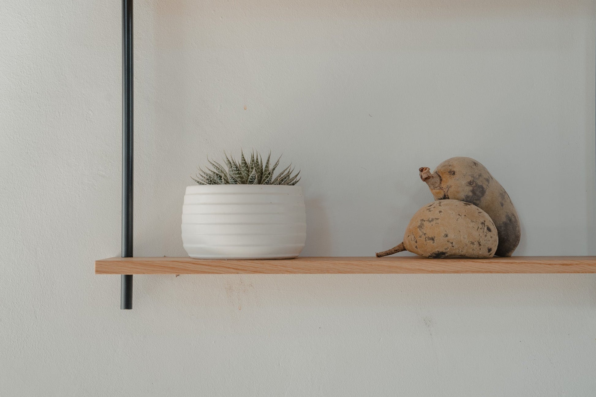 Minimalist oak wall shelf — KUUDU modular shelving system for living room and bathroom