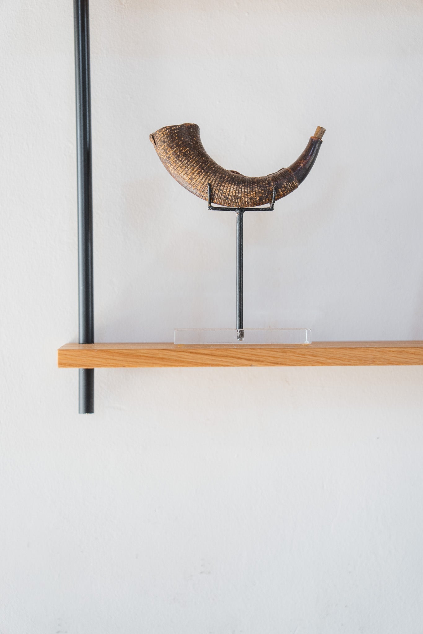 Minimalist oak wall shelf — KUUDU modular shelving system for living room and bathroom