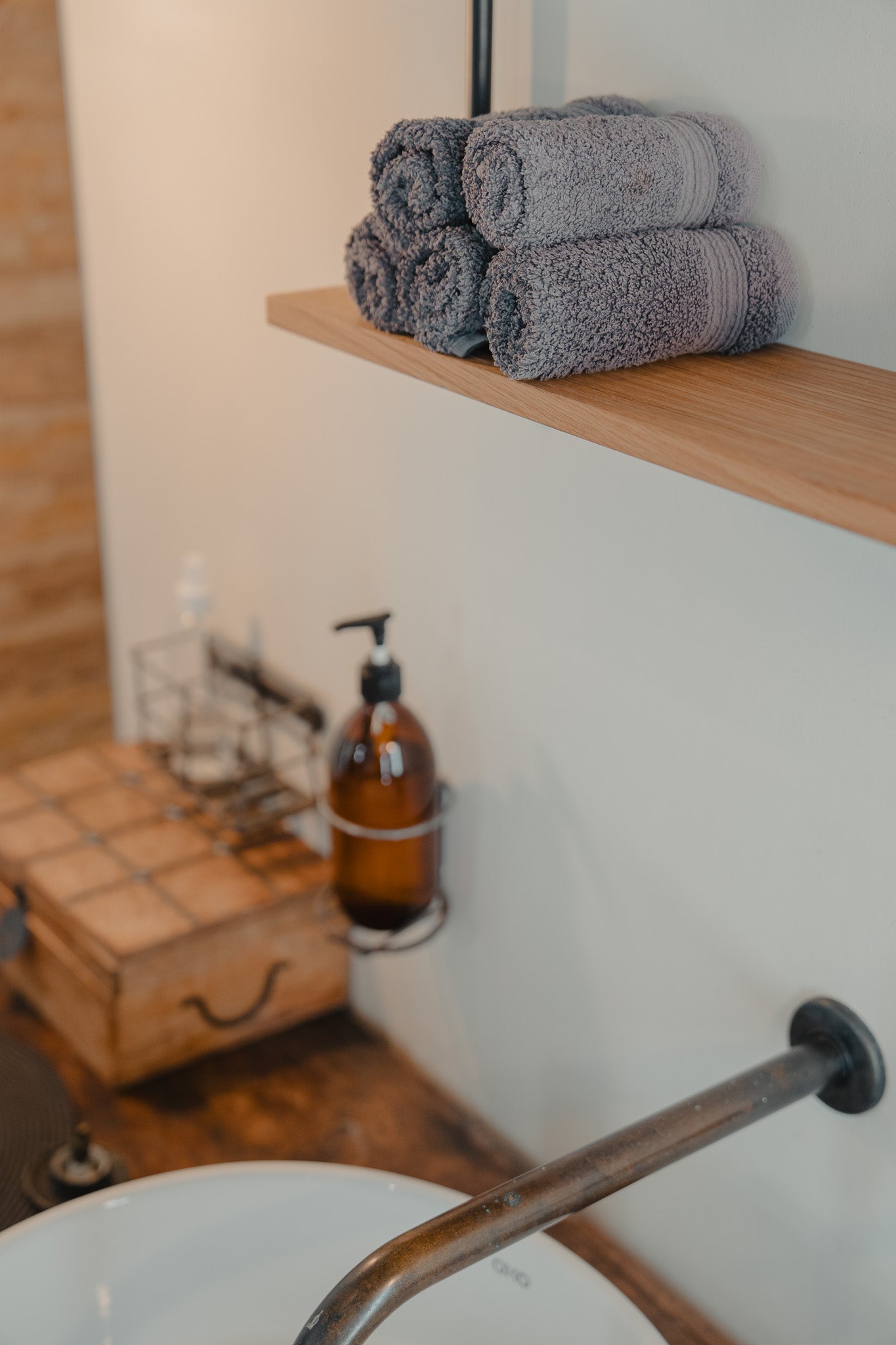 Minimalist oak wall shelf — KUUDU modular shelving system for living room and bathroom