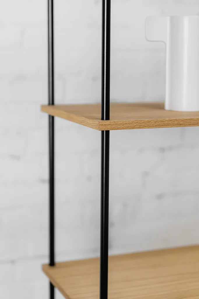 KUUDU Detail — Eichenboden mit Pfostenlinie