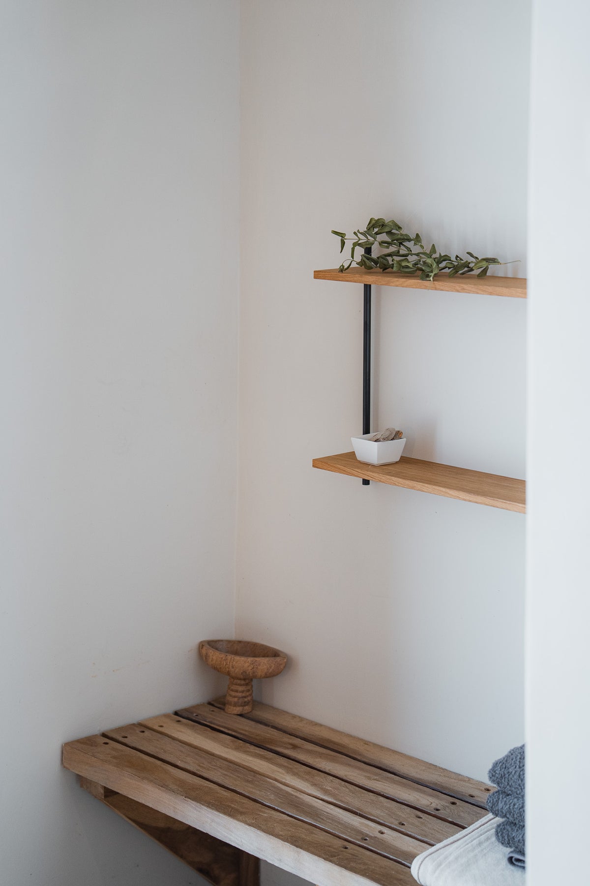 Oak Bathroom Shelf – Wall-Mounted, Configurable