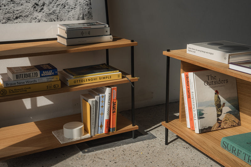 KUUDU im Wohnraum: zwei Lowboards mit Designbüchern